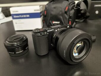 Sony ZV-E10 + 16–50mm kit objektív + SIGMA 30 mm f1.4 DC DN