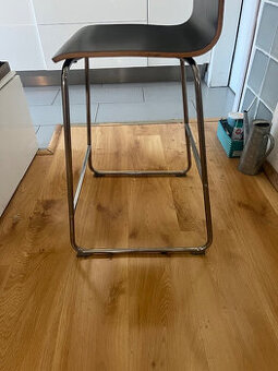 Predá 3 dizajnové  čierne barové stoličky.