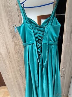 Zelené spoločenské šaty