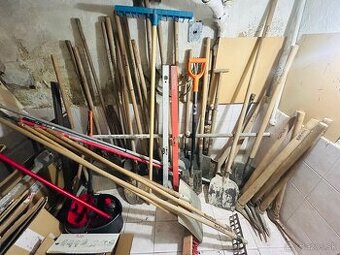 Náradie- krompáč,lopata,rýľ,hrable,metla