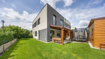 REZERVOVANÉ Na predaj 4izbový byt v rodinnom dome v Rovinke