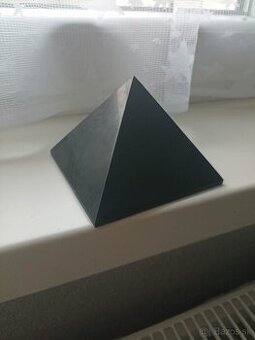Šungitová pyramída