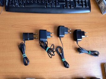 {15}  Nabíjačky k mobilným telefónom