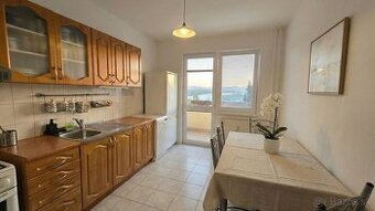 Vaše krásne výhľady: zariadený 3-izbový byt s loggiou,