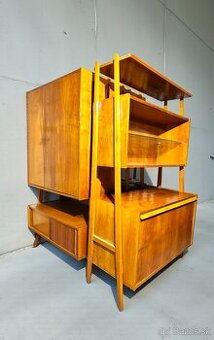 Rôzne retro skrinky na vysokých nohách