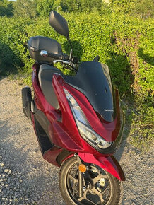 Predám HONDA PCX 125, 1900km, 6-2022, v záruke