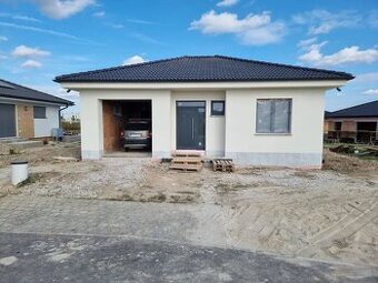 BUNGALOV 4 I -POZEMOK 595M2 MODRA - MALÉ HLINY