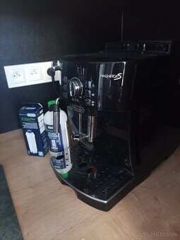 Predam kavovar Delonghi Magnifica S