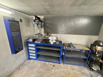 Pevný kovový pracovný stôl