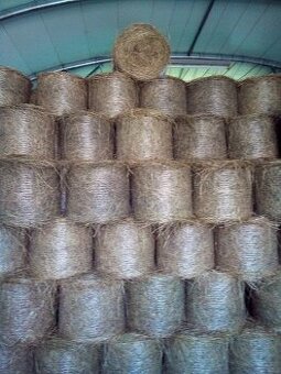 seno v malých balíkoch