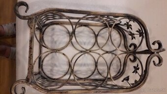 stojan na 6 fliaš vína zdobený patinovaný s rukoväťou (preno