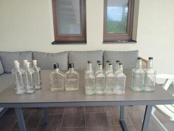 Prázdne fľaše - fľašky z alkoholu