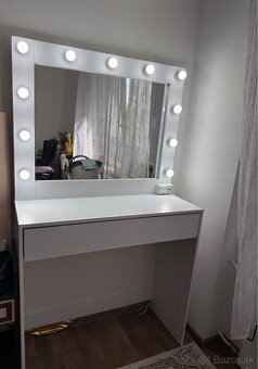 Zrkadlo pre vizážistku