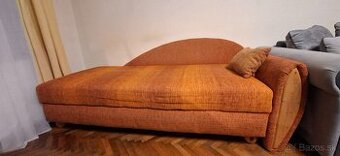 válenda s čelom a úložným priestorom