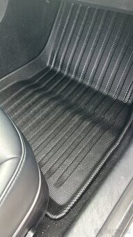 Kvalitné hrubé rohože do Tesla 3 ktoré na nerolujú ako lacné