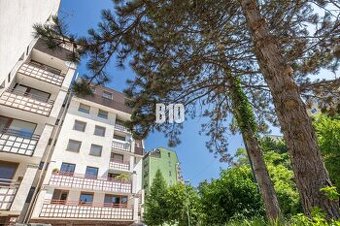 POD LESOM NA KRAMÁROCH - PRIESTRANNÝ 2IZBOVÝ BYT S VEĽKOU LO