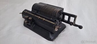 Storočná mechanická kalkulačka
