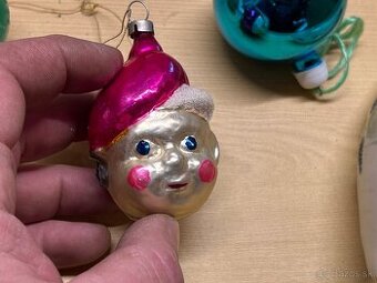 Staré Vianočné ozdoby s lampiónom a káblami.