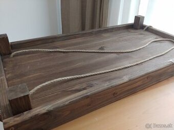 Rustikalna zavesna polica z masivneho dreva