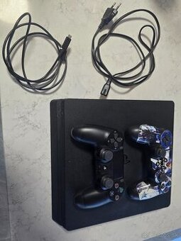 PS4 Slim + 2 ovladace + 2 hry