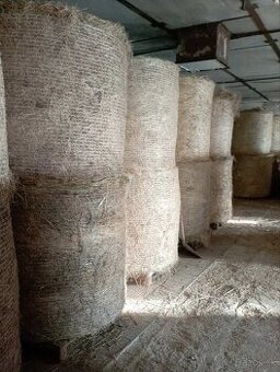 Na predaj balíky sena a slamy