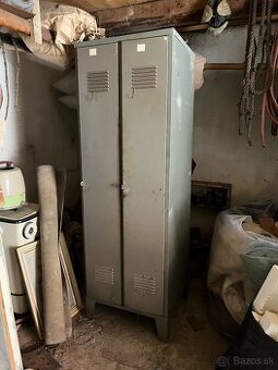 Kovová šatníková skriňa – retro / dielenská