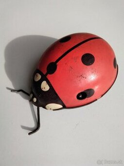 Stará hračka Lienka. Na kľúčik. Z plechu.