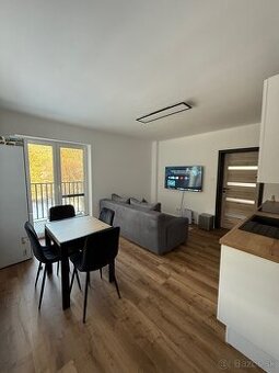 Prenájom 2 izbového bytu s parkovaním v pokojnej lokalite