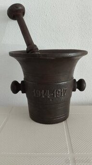 Starý válečný litinový mažiar s dělom a rokem 1914-1917 +tlo
