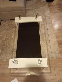 Sklenený konferenčný stôl