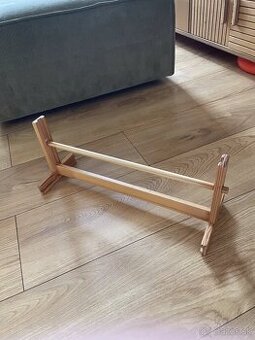 Drevený stojan/držiak na rolovací papier Ikea