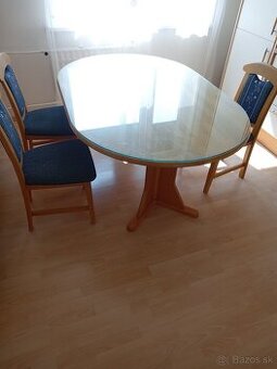 Masívny stôl a 3 stoličky