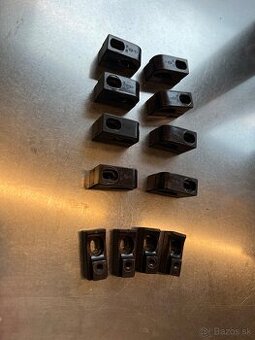 Bakelitové príchytky na kábel