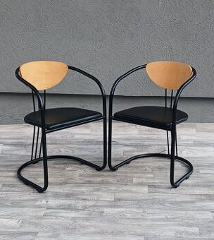 Set postmoderných kresiel v štýle Memphis.