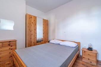 Exkluzívna kamenná vila s bazénom a výhľadom na prírodu v Ka