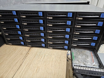 5U rack server skrina, atx kompatibilna, 24x HDD 3.5' +HBA