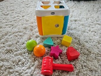 Chicco - prepichovačka s kladivom 2v1 kocka