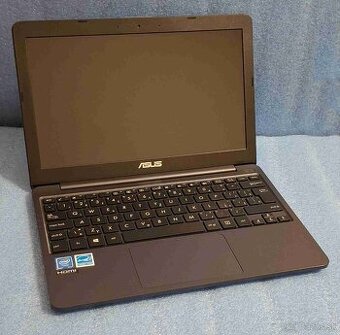 Pokazený notebook na opravu alebo na súčiastky