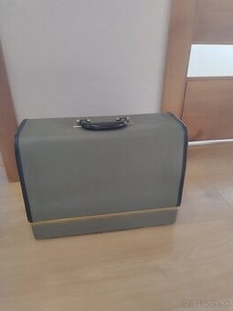 Kufrikový šijací stroj