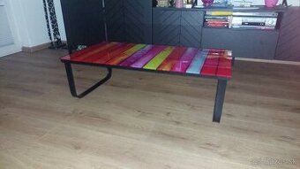 Farebný konferenčný stolik