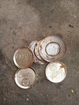 Staré plechovky z obchodu