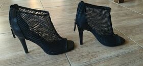 Topánky na vysokom podpätku