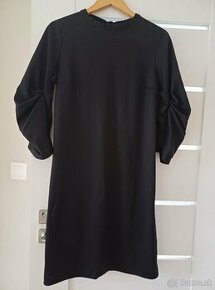 Čierne šaty s ozdobnými rukávmi veľkosť 38