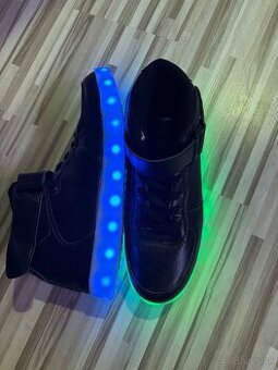 LED svietiace tenisky
