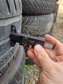 Predám Letné Pneu s rozmerom 235/45 R17