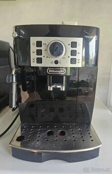 Predam kavovar Delonghi magnifica S