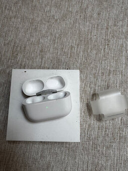 Apple AirPods Pro with MagSafe Charging Case - len puzdro