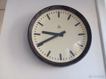 Hodiny nástenné retro