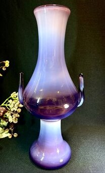 Vysoká vaza fialove mliečne sklo