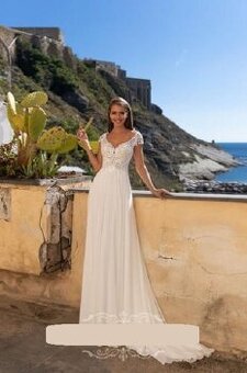 Sifonove lahucke svadobne saty s malymi rukavikmi.